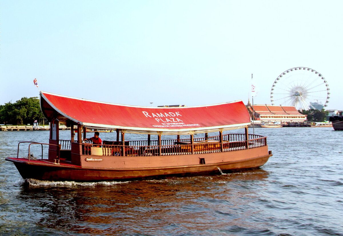 เรือรับส่งของโรงแรม Ramada Plaza บนแม่น้ำเจ้าพระยา ใกล้จอยรักษ์คลินิก